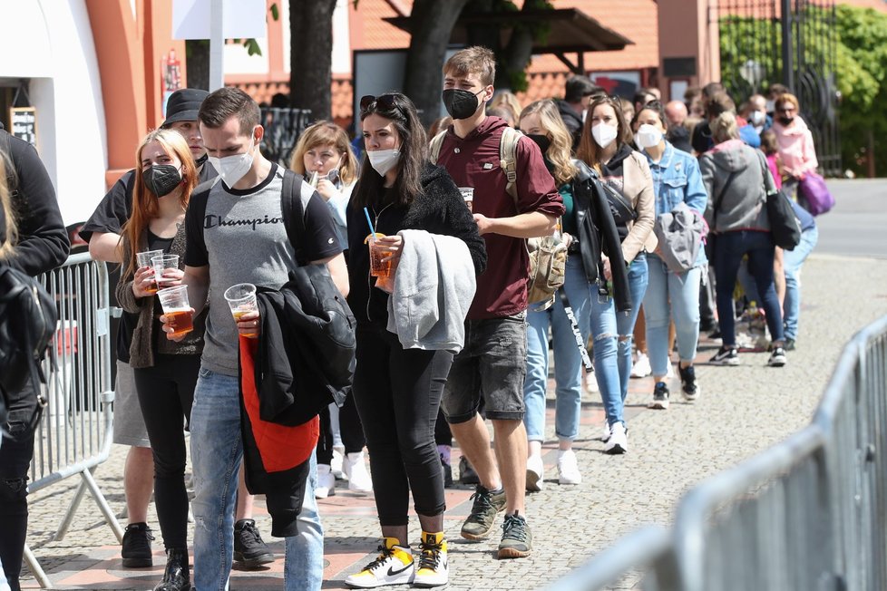 Počasí vylákalo davy do pražské zoo (8. 5. 2021).