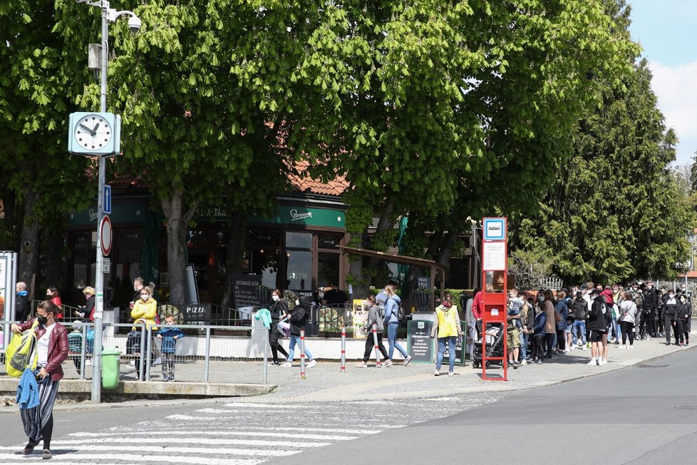 Počasí vylákalo davy do pražské zoo (8. 5. 2021).