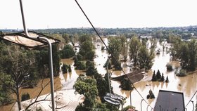 Pohled na zatopenou zoo z lanovky, rok 2002.