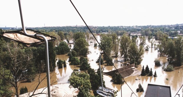 Voda před 20 lety zpustošila Zoo Praha: Nepřežilo 134 zvířat, škody přes 230 milionů! Pak vyrostly světové pavilony 