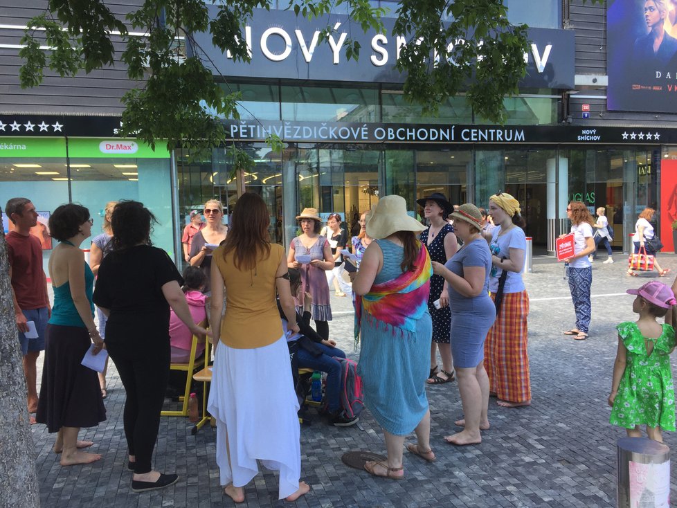 Před nákupním centrem Nový Smíchov bojovali zpěváci s hlukem dopravy.