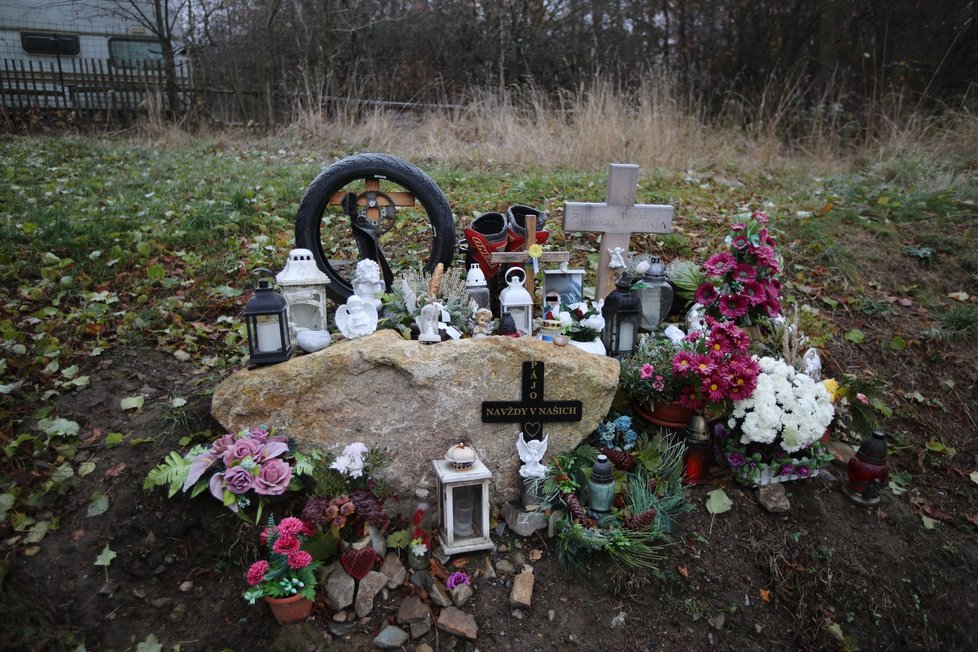 Ve Zvánovicích u Prahy zemřel 1. března 2023 mladý motorkář. Foto z 22. listopadu 2023.