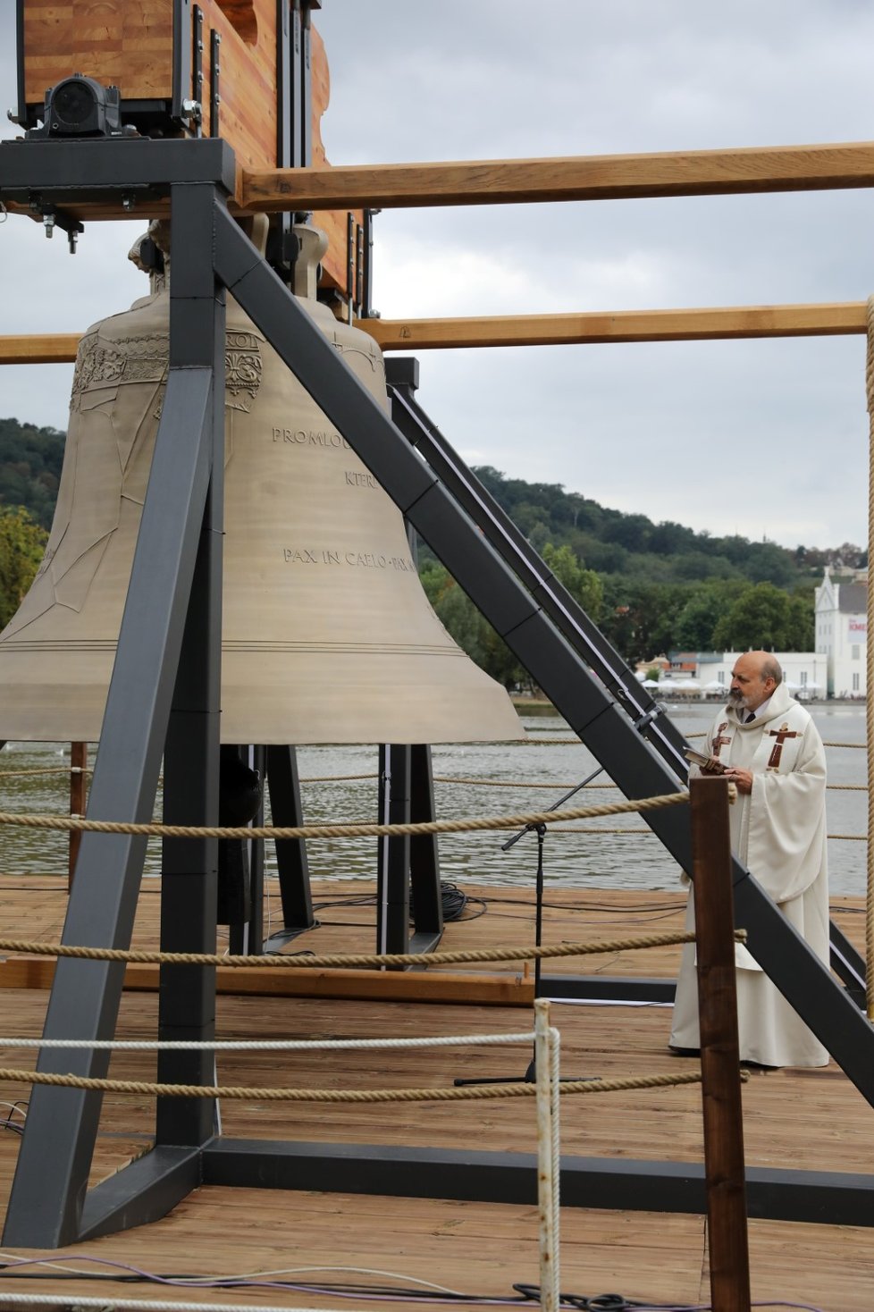 Odhalení památečního Zvonu #9801, který má připomínat osud zvonů odvezených za druhé světové války nacisty z Protektorátu Čechy a Morava do Německa. 28. srpna 2022, Praha.