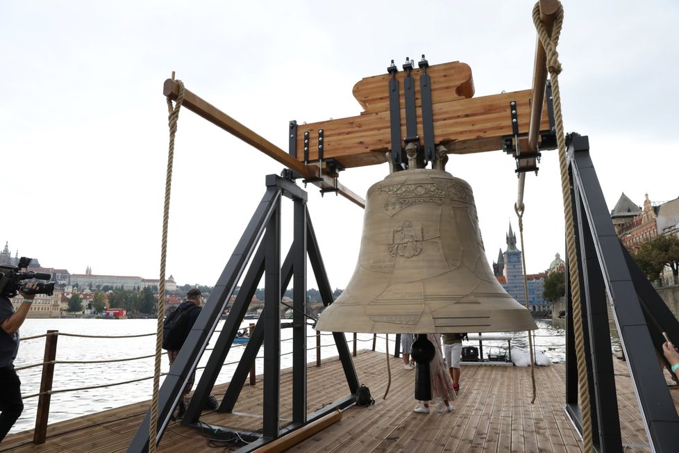 Odhalení památečního Zvonu #9801, který má připomínat osud zvonů odvezených za druhé světové války nacisty z Protektorátu Čechy a Morava do Německa. 28. srpna 2022, Praha.