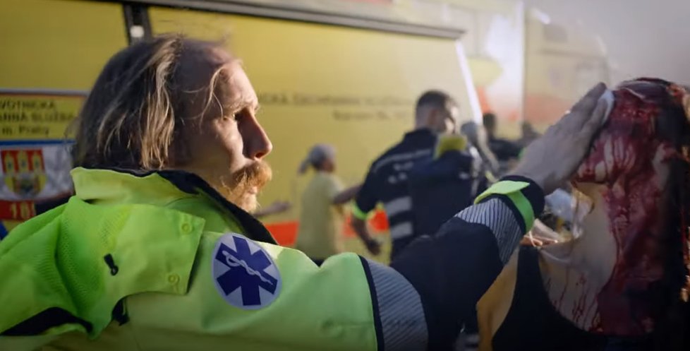 Pražští záchranáři lákají pomocí klipu nové kolegy.