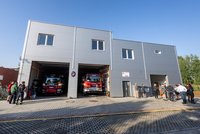 Záchranáři z Roztok mají fungl nové stanoviště za 15 milionů: Sídlí v budově s hasiči, podívejte se