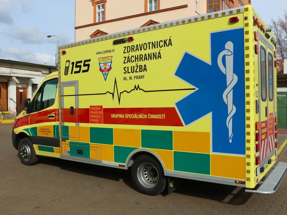 Sanitka pražských záchranářů, jejíž kabinu a ambulantní prostory lze zcela izolovat od okolí.