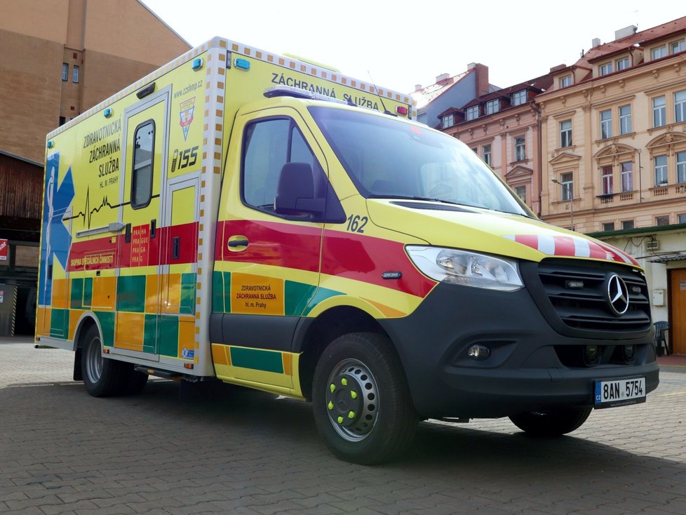 Sanitka pražských záchranářů, jejíž kabinu a ambulantní prostory lze zcela izolovat od okolí.