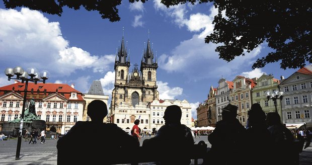 Zatímco pro Čechy je možná na Staroměstském náměstí draho, Američané si zde libují