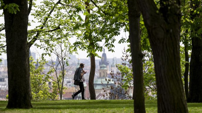 Praha nabízí nejvyšší mzdy v Česku. Lidem žijícím samotným z nich ale po zaplacení bydlení zbývá nejméně peněz ze všech krajů. Praha nabízí nejvyšší mzdy v Česku. Lidem žijícím samotným z nich ale po zaplacení bydlení zbývá nejméně peněz ze všech krajů.