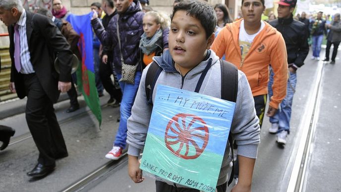 Prahou dnes prošel první pochod romské hrdosti Roma Pride, ve kterém šli s Romy i jejich přátelé z většinové společnosti. (Foto ČTK)