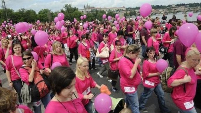 Prahou prošel pochod proti rakovině prsu