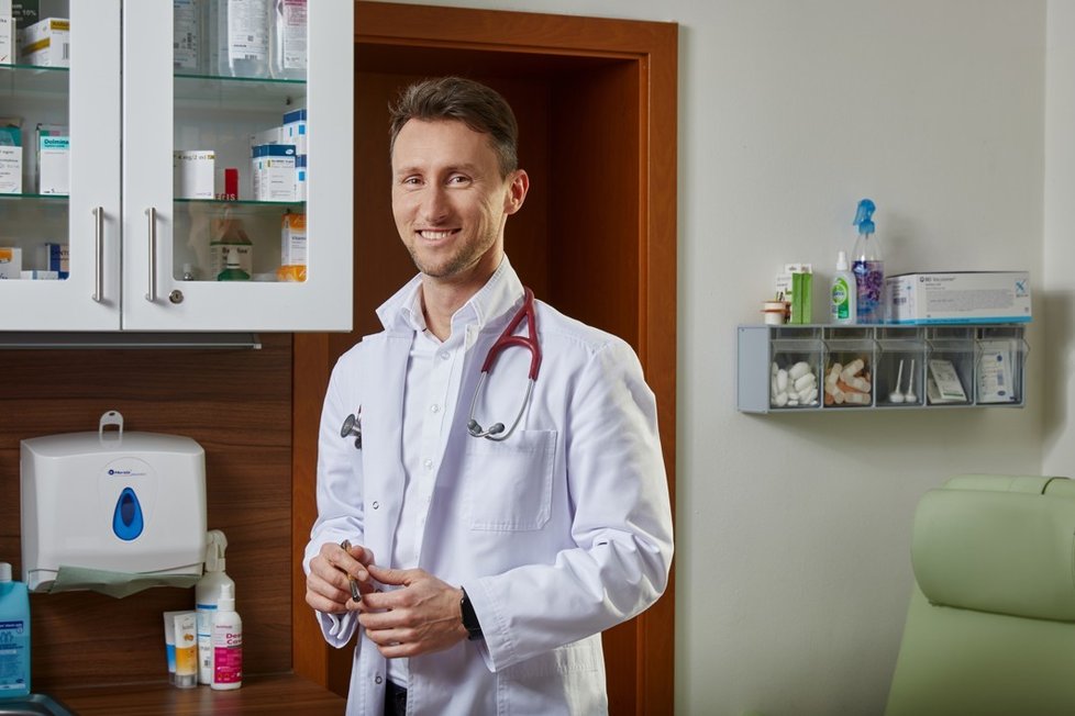 Praktický lékař Rodion Schwarz se narodil na Ukrajině. Teď svým krajanům nabízí pomoc ve formě zdravotní péče.