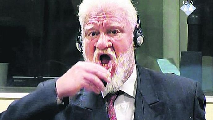 Válečný zločinec Slobodan Praljak vypil cyankáli přímo v místnosti soudu.