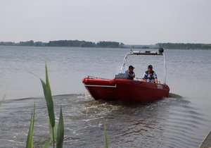 Policisté z Pohořelic zkoušejí nový prám na Novomlýnské nádrži.