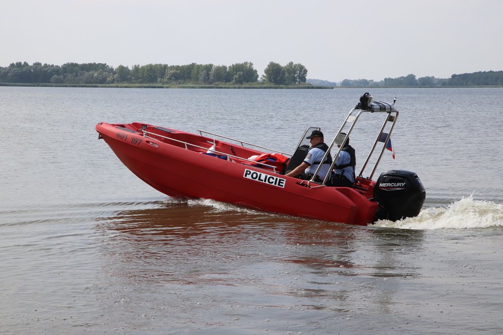 Nový prám Policie ČR může vyviout rychlost až 45 km/hod. Je jediným plavidlem, které může na této vodní ploše jít do tzv. skluzu.