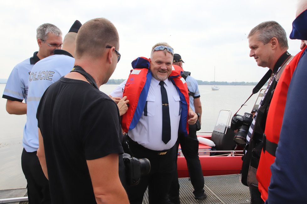 Jihomoravský šéf Policie ČR Leoš Tržil (46) jako první vyzkoušel, zda je nový prám dostatečně bezpečné.