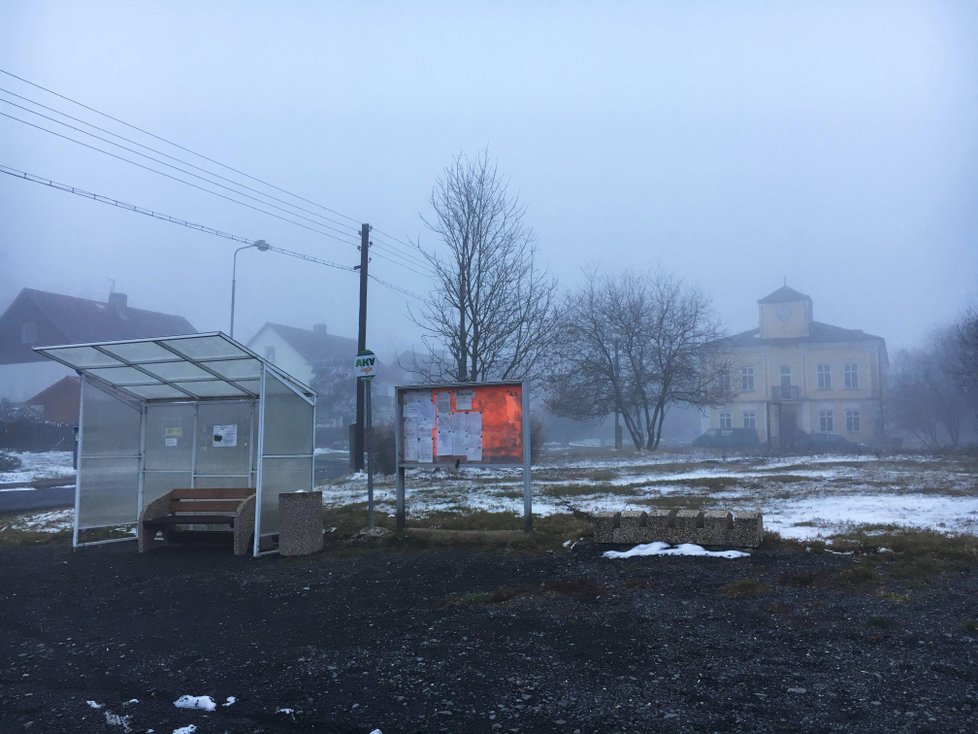 Budova v pozadí byla dříve radnicí, zadlužená obec o ni v dražbě přišla.