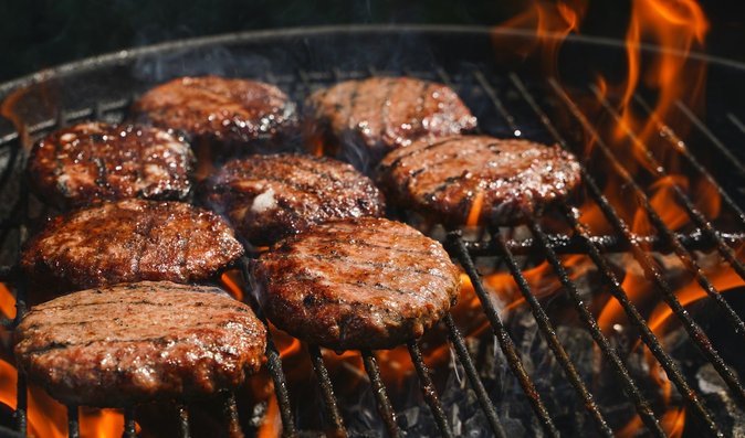 Letní grilování ve znamení burgerů: Co všechno ovlivní výsledek? Letní grilování ve znamení burgerů: Co všechno ovlivní výsledek?