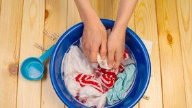 Každý, kdo někdy pral v ruce ví, jak kupované prášky dráždí pokožku. To vám při použití vlastnoručně vyrobeného prostředku nehrozí.