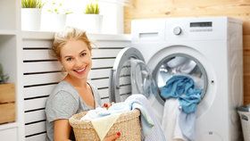 Jak mít dokonale čisté prádlo? Dejte do pračky míček, ubrousek nebo aspirin!