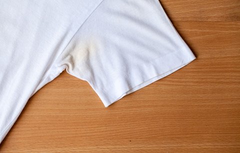 Jak odstranit žluté skvrny v podpaží? Osvědčené babské rady i tipy z drogerie