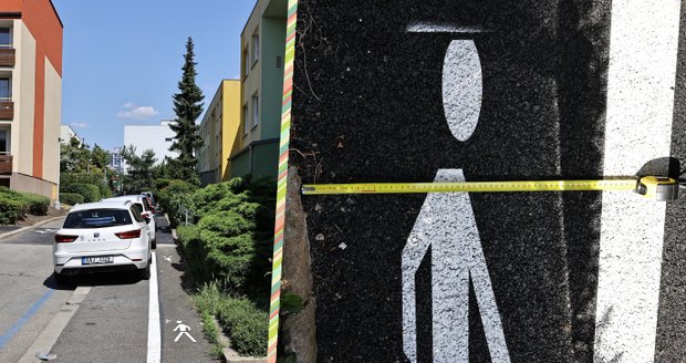 Chodci v Přádově ulici v Kobylisích se musí vtěsnat do 50 centimetrového prostoru, aby vůbec mohli kolem parkujících vozů projít.