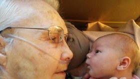 Babička (92) se poprvé setkává s dvoudenní vnučkou