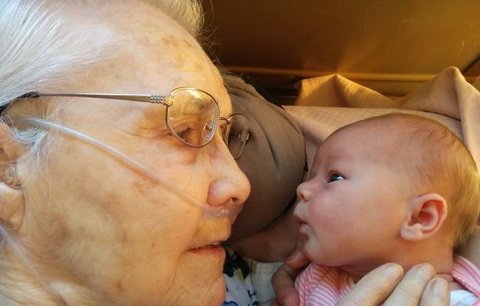 70 fotek z prvního setkání prarodičů s vnoučaty. Něha, dojetí a trocha smutku