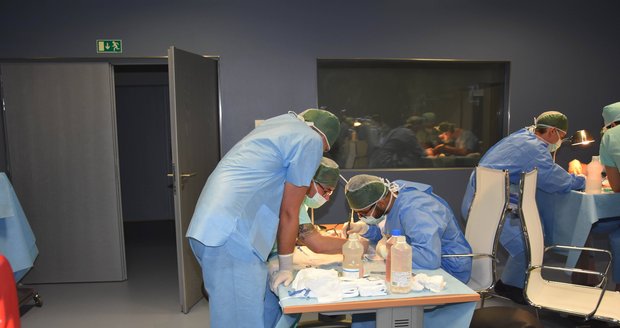 Na operačních sálech studenti pracují v týmech, dohlížejí na ně lektoři.