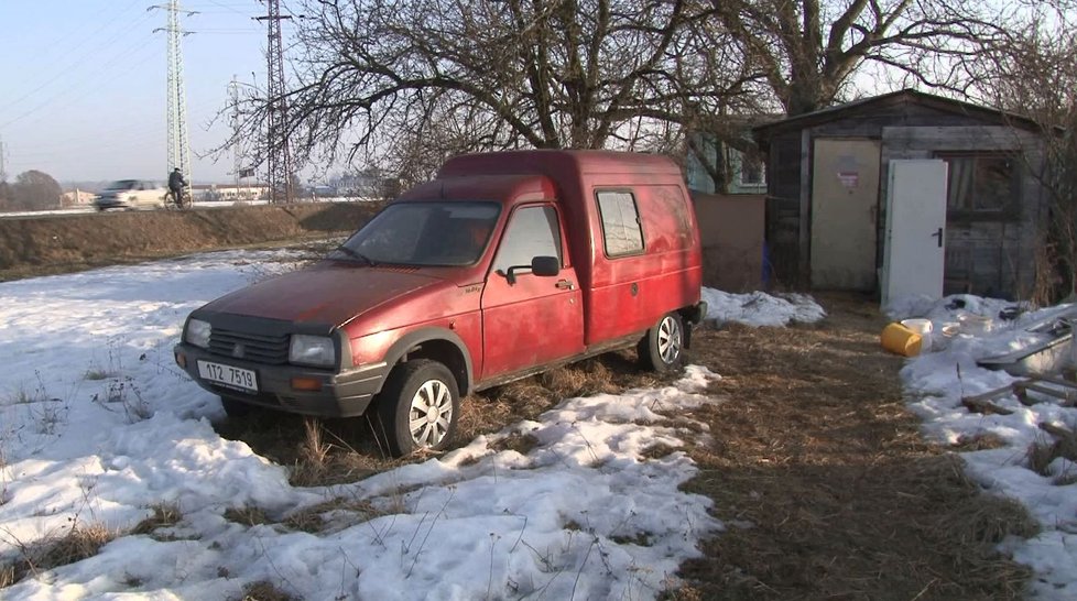 Opuštěný automobil s prasetem stál nedaleko Paskova.