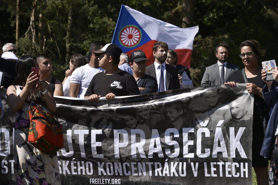 Stovky aktivistů z antirasistického hnutí žádaly v Letech odstranění vepřína