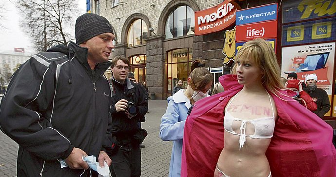 Aktivistky z antistresové skupiny Femen demonstrují na protest proti šířící se panice z epidemie