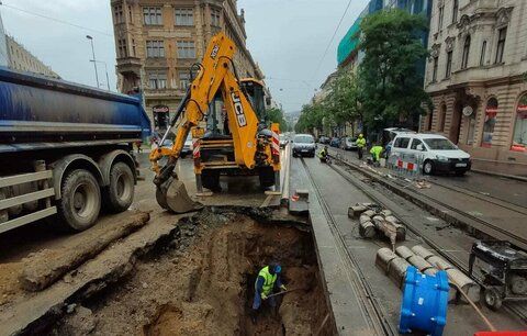 Prasklé potrubí komplikuje dopravu v Praze. Centrem nejezdí hned několik tramvajových linek