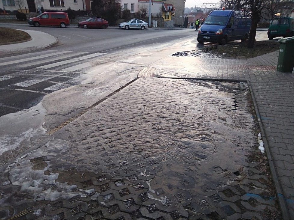 Čtyři ulice a zhruba tisícovka obyvatel zůstaly od rána bez vody kvůli prasklému potrubí. Za vším je silný mráz, v okolí Brna bylo po ránu až mínus 15 stupňů.