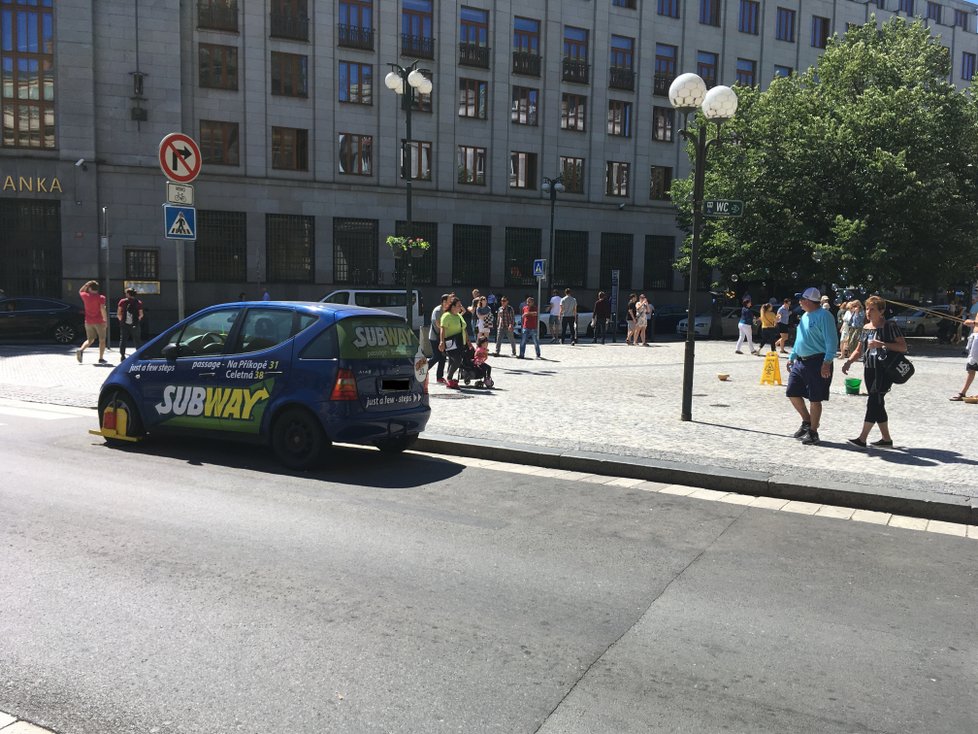 U Prašné brány je nový zákaz zastavení, strážníci odsud ale auta nesmějí odtahovat.