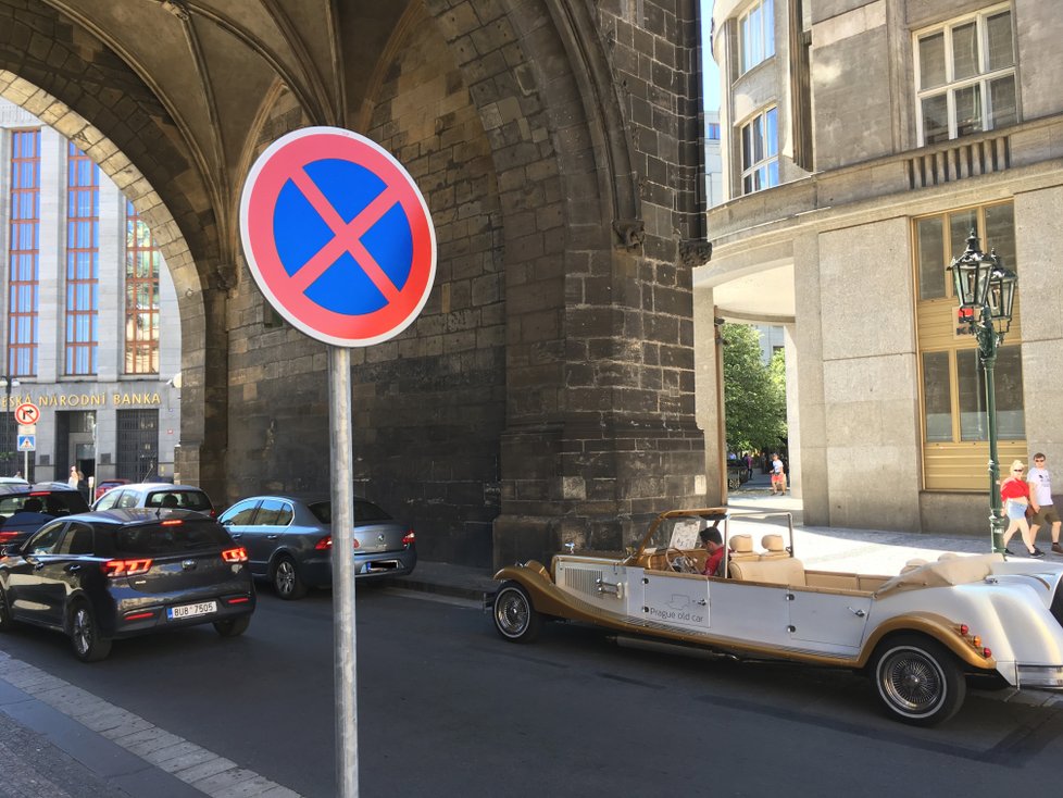 U Prašné brány je nový zákaz zastavení, strážníci odsud ale auta nesmějí odtahovat.