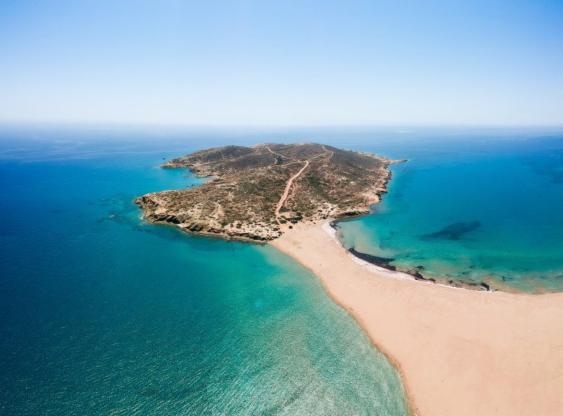 Na pláži Prasonisi lze přecházet mezi  Egejským a Středozemním mořem.