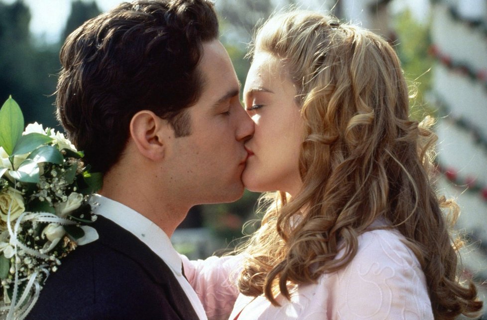 Paul Rudd a Alicia Silverstone ve filmu Praštěná holka