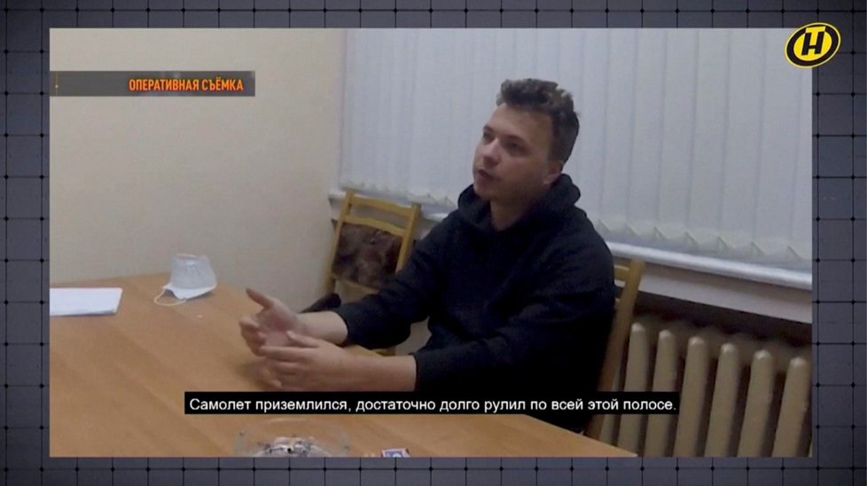 Běloruská televize přinesla rozhovor s Pratasevičem, podle opozice vynucený