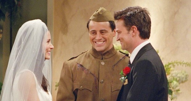 Přátelé: Joey oddává Monicu a Chandlera