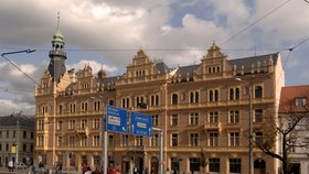 Právnická fakulta Západočeské univerzity v Plzni stále provozuje problematický obor Veřejná správa, který je jedním z programů tzv. celoživotního vzdělávání