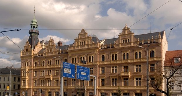 Právnická fakulta Západočeské univerzity v Plzni stále provozuje problematický obor Veřejná správa, který je jedním z programů tzv. celoživotního vzdělávání