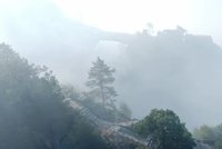 ONLINE: Boj s plameny v Českém Švýcarsku: Hasiče ráno trápila mlha, budou nasazena letadla i vrtulníky