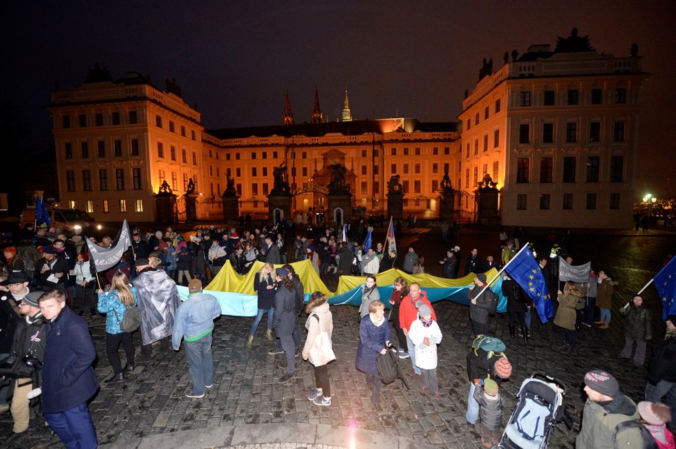 Demonstrace s názvem Pravda nemá alternativu se konala 17. listopadu v Praze, její účastníci se vypravili od Pomníku obětem komunismu na Hradčanské náměstí (na snímku).
