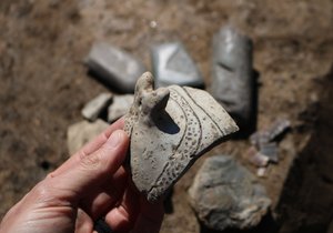 Keramika kultury s lineární keramikou z doby před 7 tisíci lety nalezená v Brně.