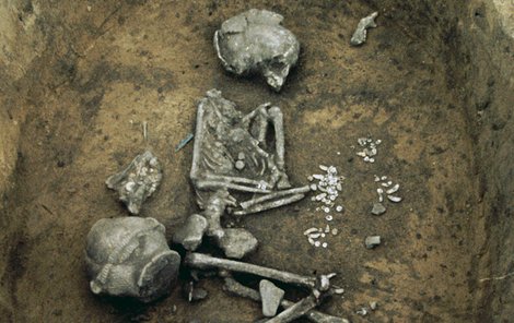 Vědci použili k analýze přes 200 koster včetně ženy pohřbené v Dolních Beřkovicích u Mělníka.