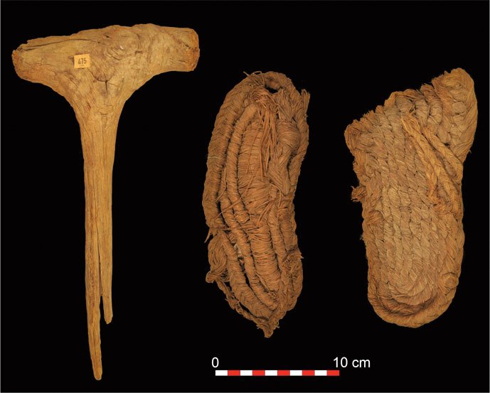 Dřevěná palice a pletené sandály staré 6200 let