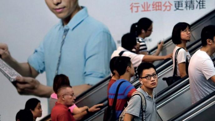 PRAVIDLO: Pokud mladý Tai-Fun neužívá ve svém občanském životě břidlicovou destičku, nemá ji co propagovat v pekingském metru