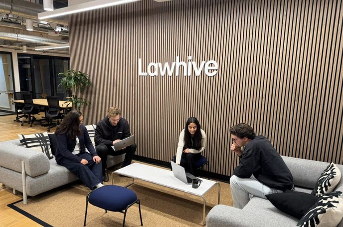 Lawhive funguje jako právní kancelář postavená na umělé inteligenci. Lawhive funguje jako právní kancelář postavená na umělé inteligenci.